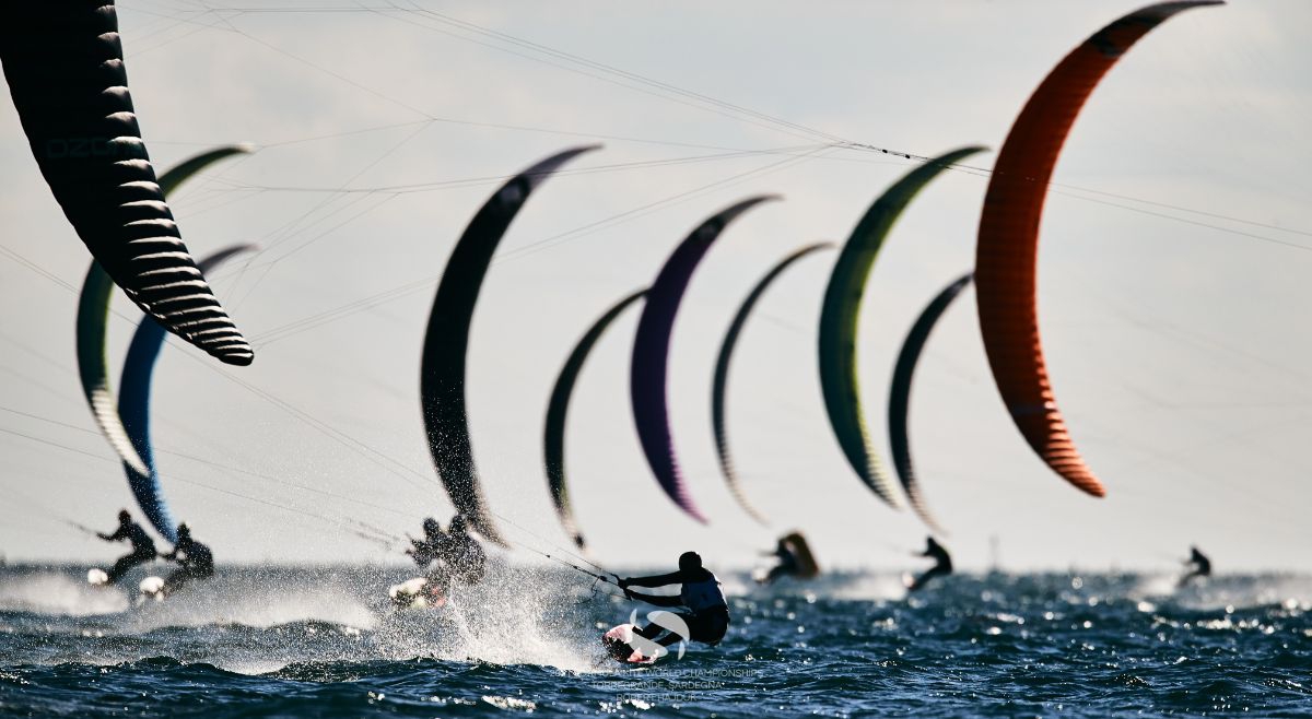 Little separates leaders after intense duels at the Formula Kite Worlds in Sardinia
