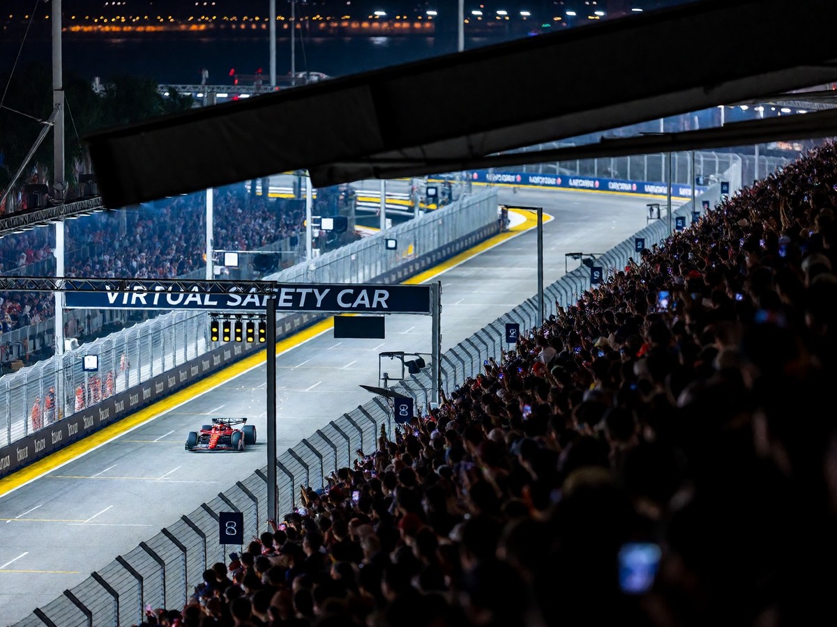 Hamilton loses podium in Singapore after ignoring Ferrari pit call