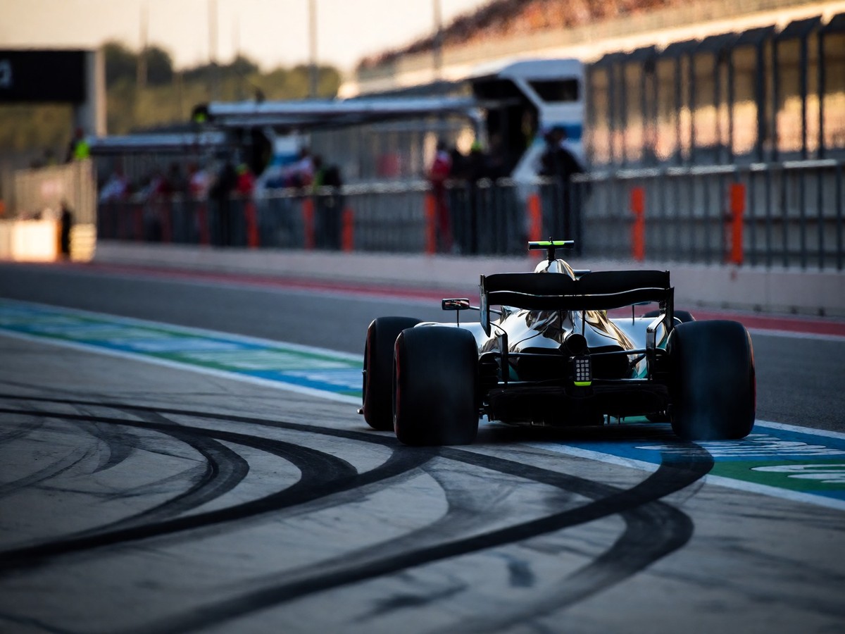 David Croft communicates with Pierre Gasly via Alpine radio